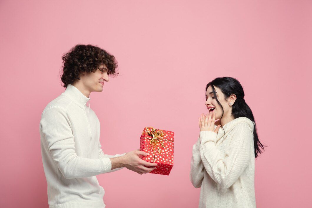 10 Ide Hadiah Romantis untuk Pasangan di Hari Spesial