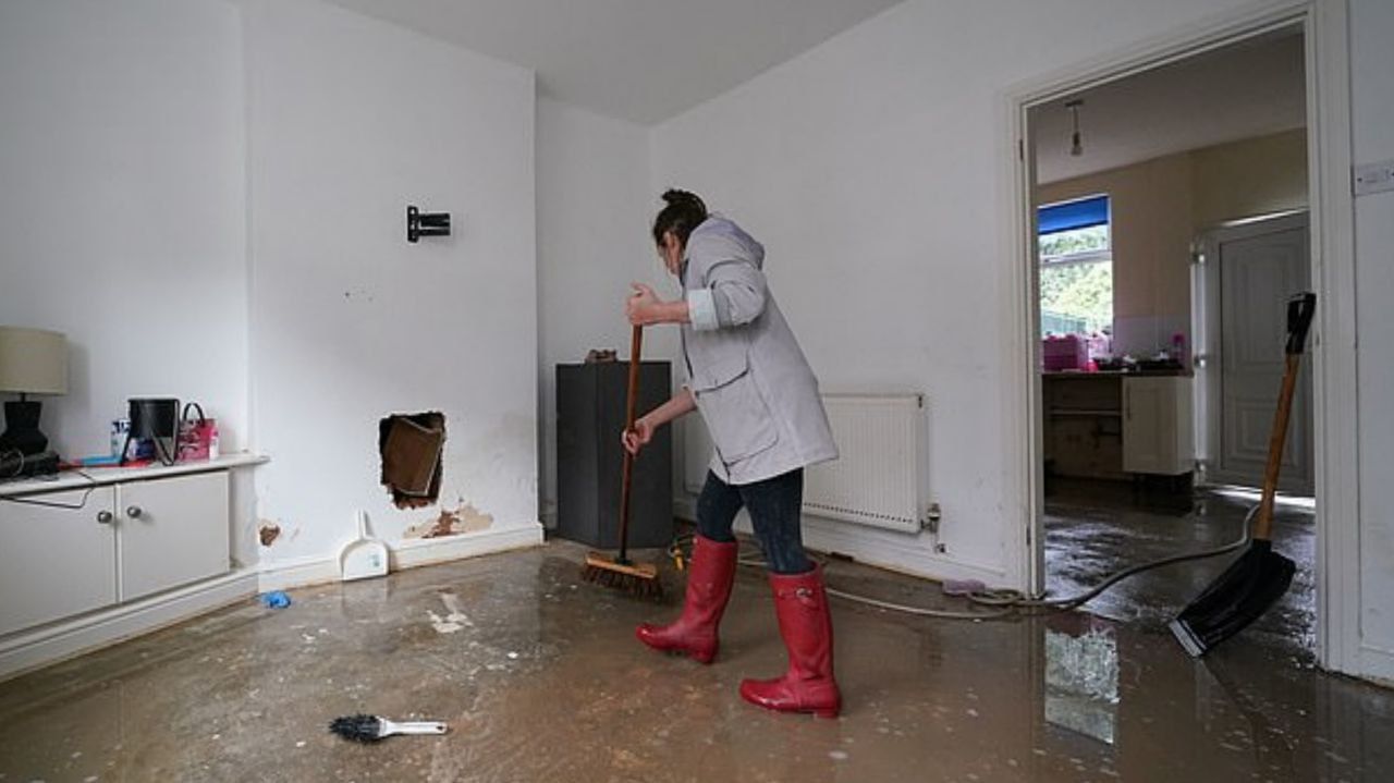 5 Cara Cepat Membersihkan Rumah Setelah Terendam Banjir