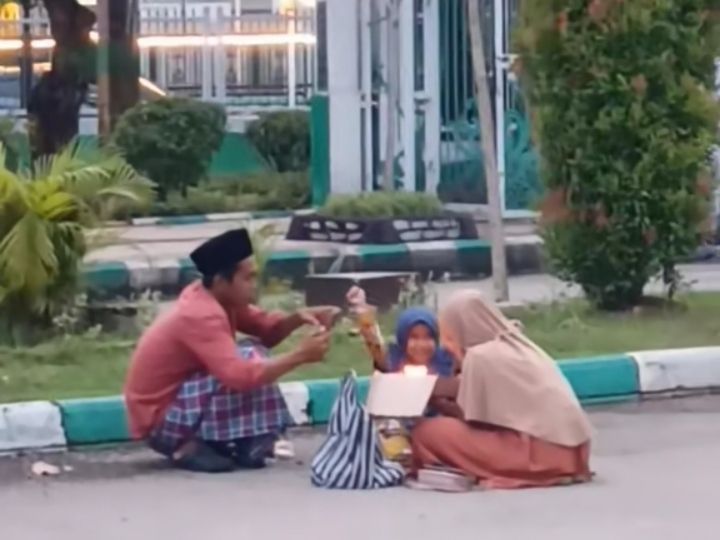 Momen Manis Orang Tua di Pamekasan Beri Kejutan untuk Anak Perempuan, Bikin Netizen Terharu