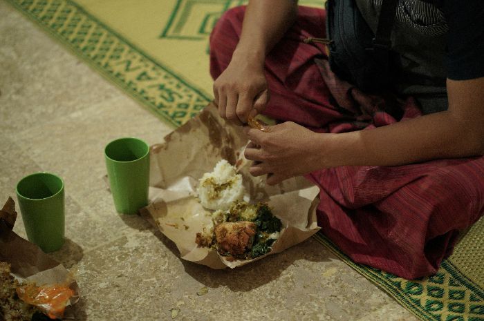 Sahur Terlalu Malam vs Sahur Terlalu Pagi, Mana yang Lebih Baik?