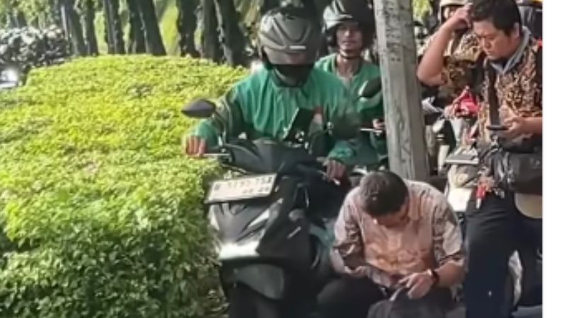 Viral Ojol Lewat Trotoar, Marahi Seorang Bapak yang Sedang Duduk Santai 