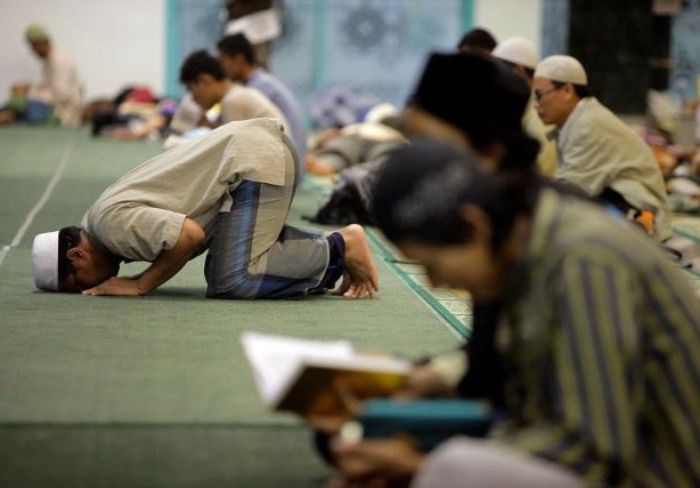 Umat Muslim Wajib Tahu, Begini Bacaan Lengkap Niat Iktikaf di Masjid