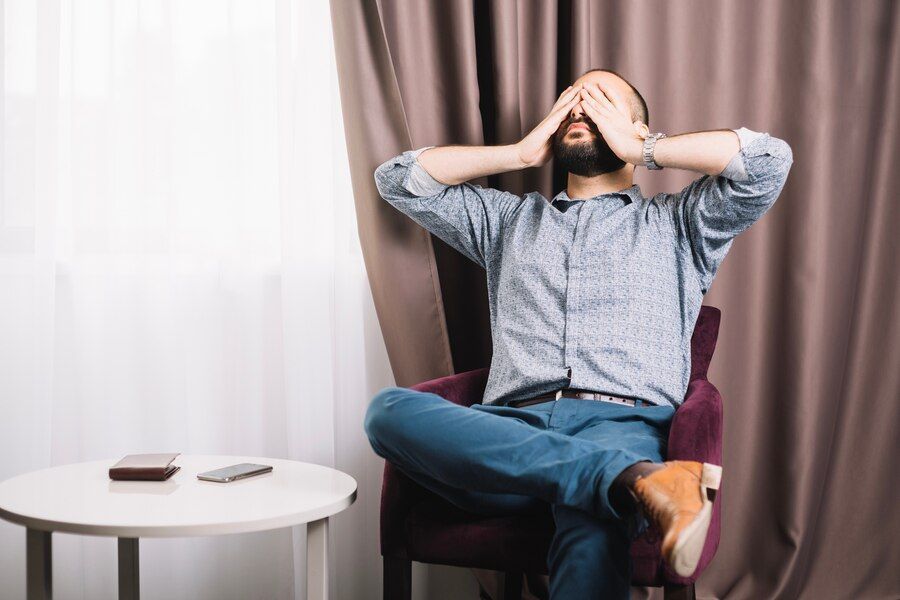 11 Ciri Pria Lelah Secara Emosional Namun Tetap Berusaha Kuat