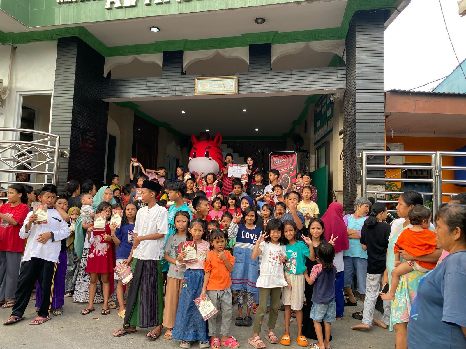 Anak-anak di Tangerang Antusias Hadiri Acara Buka Puasa Bersama sambil Makan Es Krim Gratis