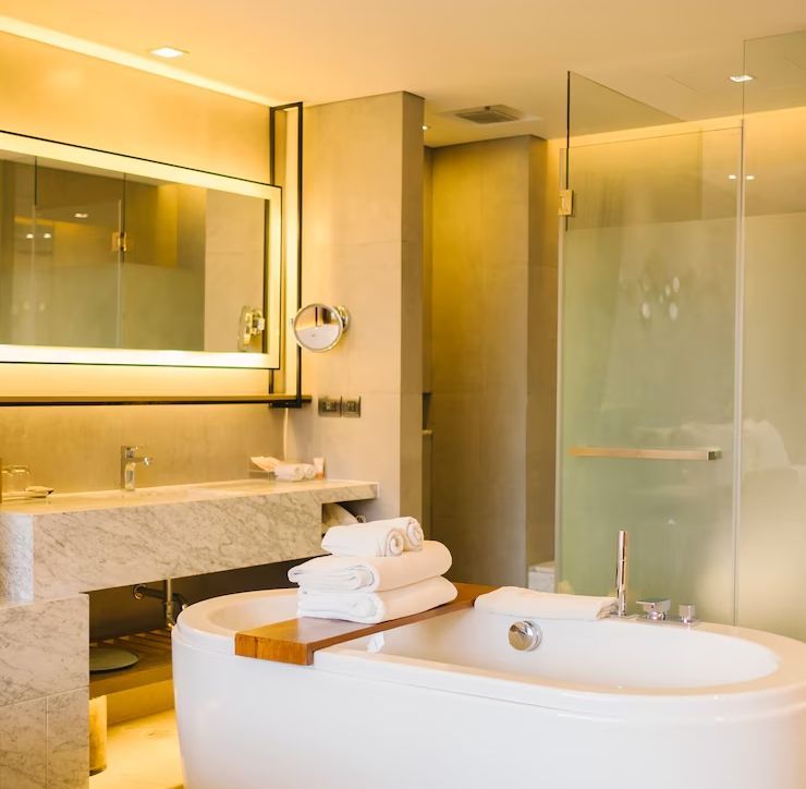 Mengapa Kamar Mandi Hotel Ada Dinding Kaca? Ini Alasannya