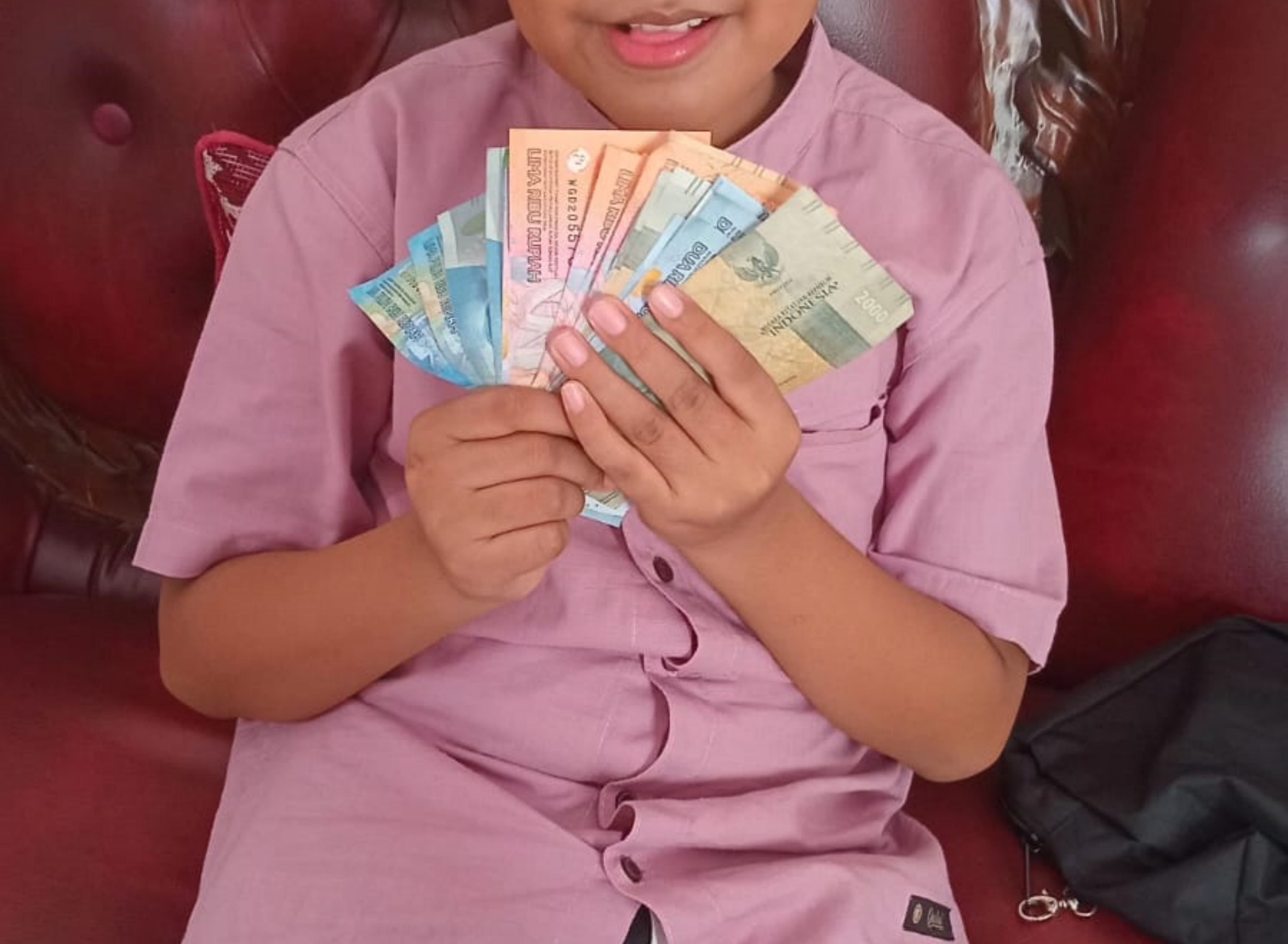 Ramai Istilah 'Investasi Bodong', Bolehkah Orang Tua Menggunakan Uang THR Anak? Ini Penjelasan Hukumnya