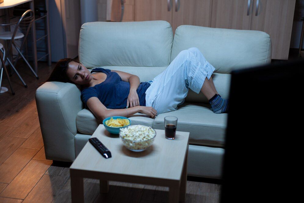 4 Zodiak yang Suka Menyalakan TV saat Tidur, Ini Alasannya!