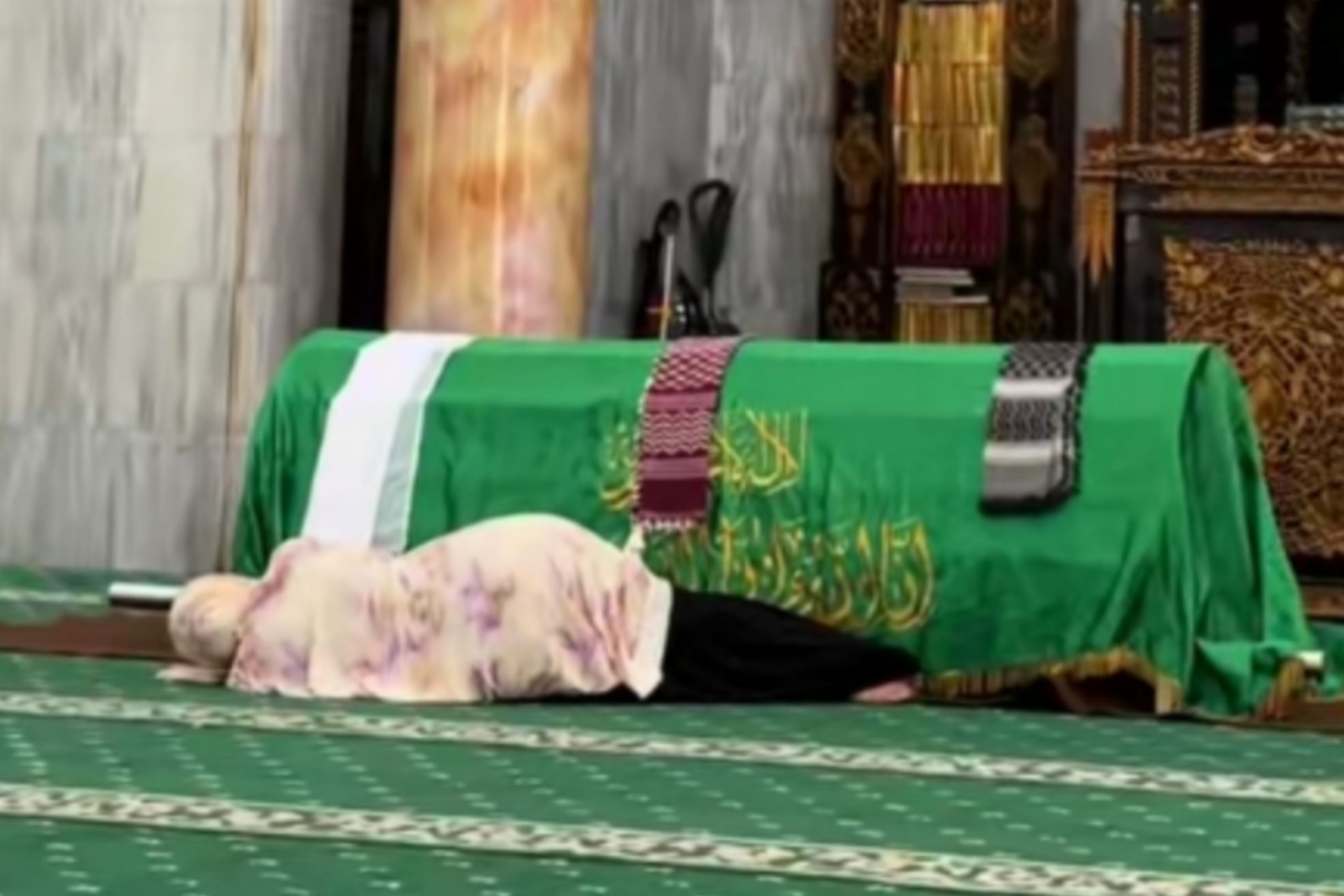 Viral, Momen Anak Perempuan Berbaring di Samping Keranda Jenazah Ayah Tercinta Sebelum Dimakamkan