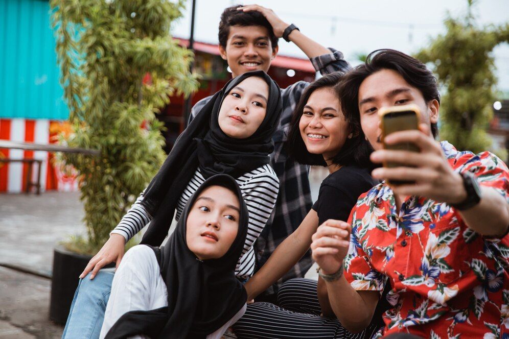 11 Kebiasaan yang Diam-diam Menghancurkan Hidup Gen Z Tanpa Mereka Sadari
