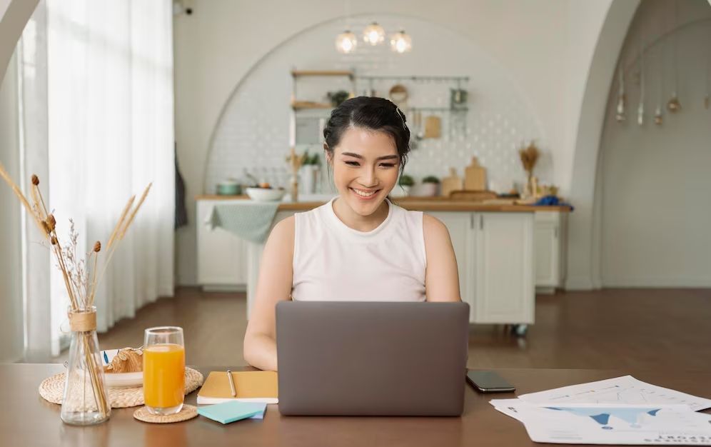 3 Zodiak yang Paling Cocok Menjadi Pekerja Remote, Siapa Saja?