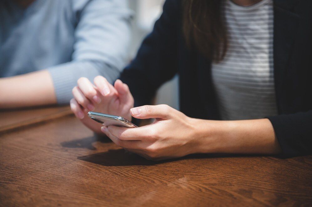Langsung Matikan Hp Setelah Kirim Chat? Ini 4 Ketakutan yang Sering Jadi Penyebabnya