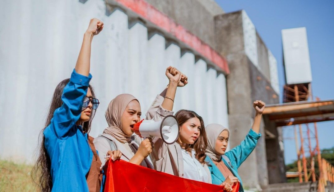 17 Caption Singkat Tentang Buruh Wanita: Kuat, Tangguh, dan Penuh Makna!