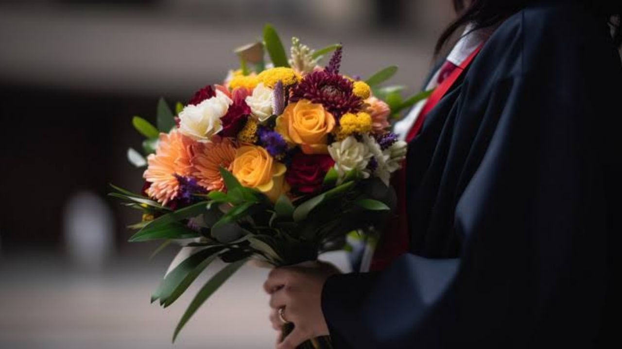 7 Jenis Bunga Terbaik untuk Buket Wisuda yang Berkesan