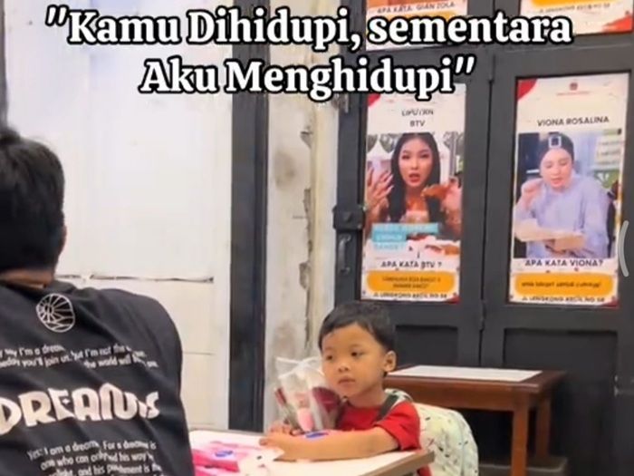 Viral! Tatapan Sedih Seorang Anak saat Lihat Anak-anak Lain Sedang Makan tapi Dia Harus Jualan