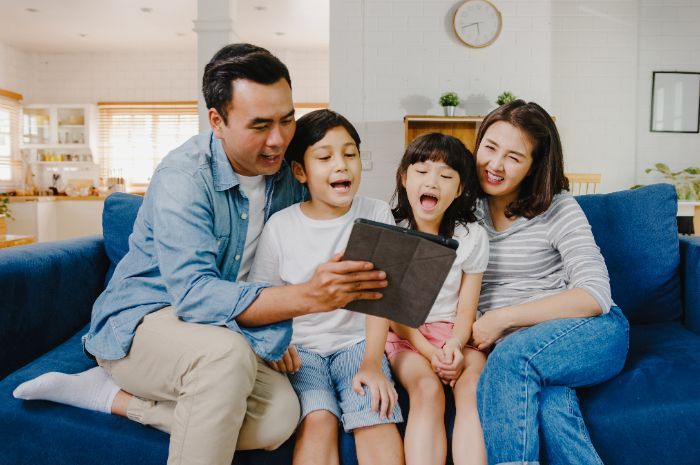 7 Puisi Singkat Tentang Rindu Keluarga: Bikin Hati Hangat dan Mata Berkaca-kaca