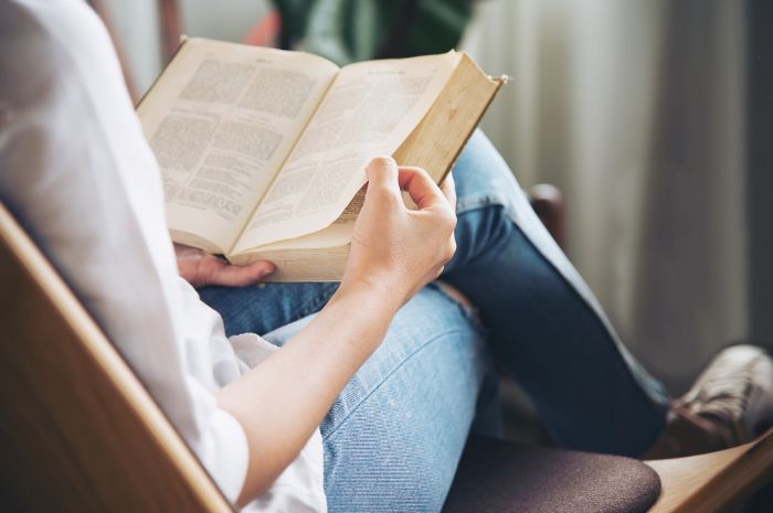 111 Caption Bahasa Inggris tentang Membaca Buku, Aesthetic!