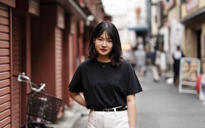 Kenapa Banyak Orang Suka Pakai Baju Hitam? Ini 7 Alasan Dibaliknya