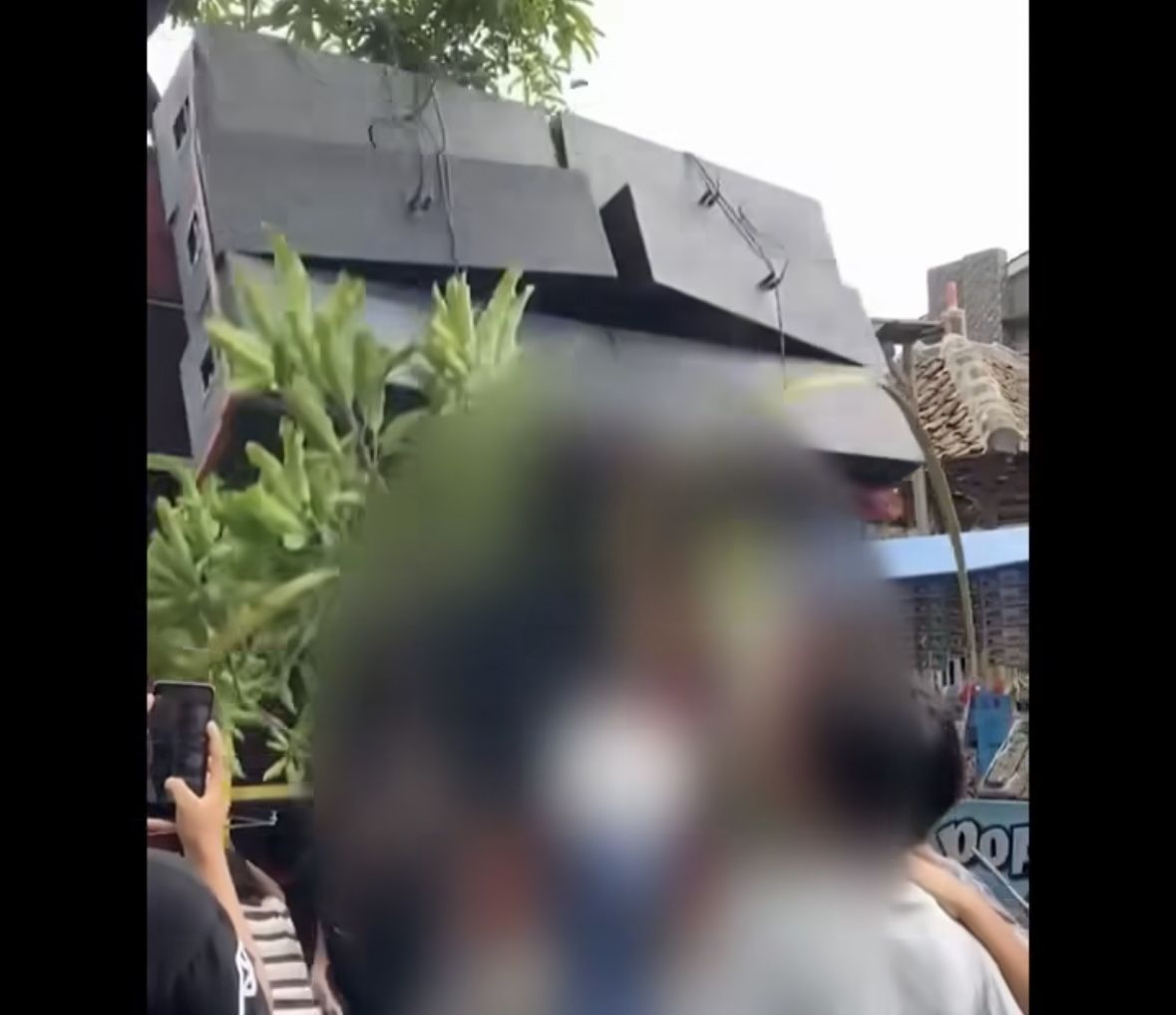 Kejadian Mengerikan Sound Horeg Jatuh Timpa Bocah yang Ikut Dorong, Gimana Kondisinya?