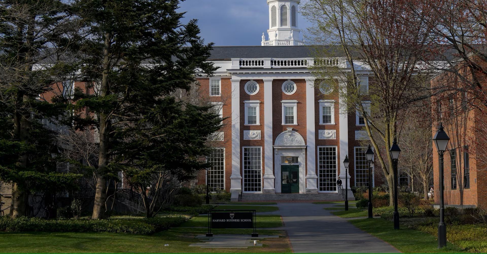 Trump Cabut Izin Harvard Terima Mahasiswa Asing, Ini Alasannya!