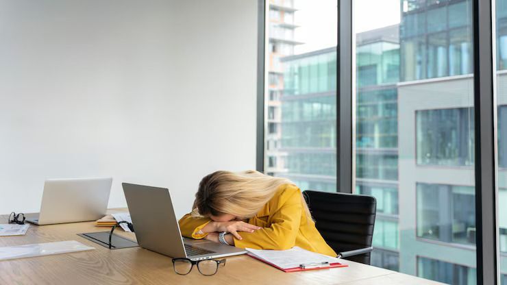 5 Zodiak yang Sering Dicap Malas di Kantor, Jangan Salah Paham!