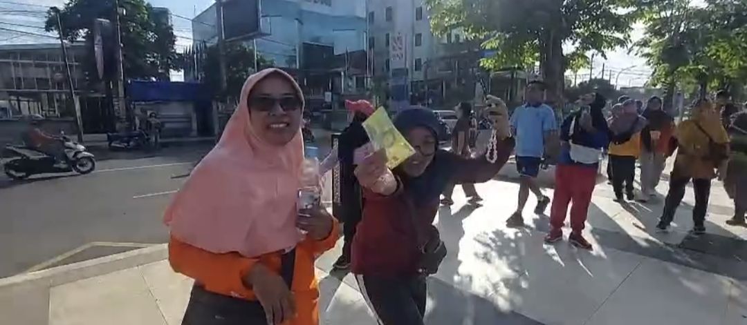  Viral! Uang Jatuh dari Langit di Alun-Alun Kota Jember Bikin Warga Heboh