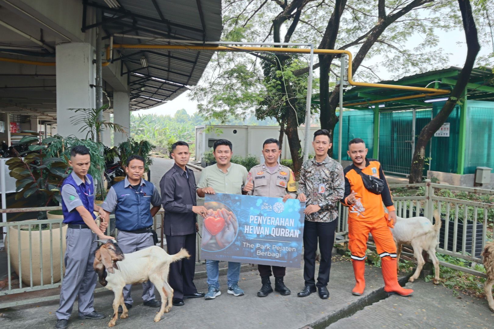 Suka Cita Warga Pejaten Sekitar The Park Dapat Bantuan Daging Kurban di Hari Raya Idul Adha
