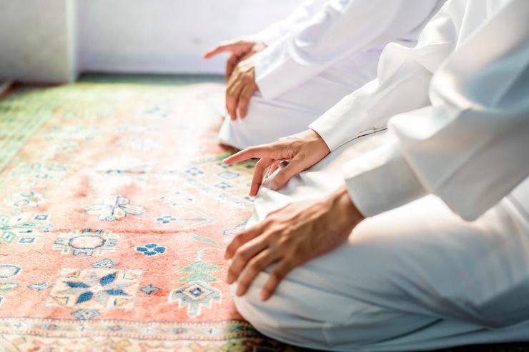 Bolehkah Membagi Sajadah Saat Sholat? Ini Penjelasan Hukumnya