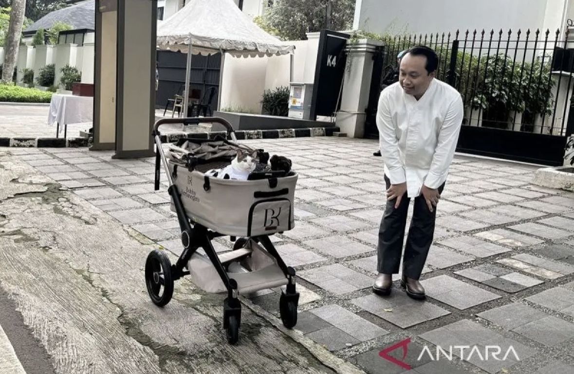 Ya Ampun Bobby Kertanegara Lucu Banget Bergaya Pakai Baju Koko Pas Idul Adha!