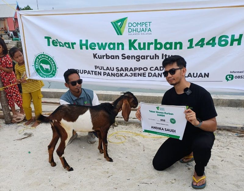 Tebar Hewan Kurban, Dompet Dhuafa Terjang Ombak untuk Salurkan Daging Kurban ke Pulau Sarappo Caddi Sulsel