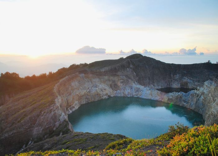 Misteri Danau Kelimutu, Danau Tiga Warna di NTT Dipercaya Jadi Tempat Berkumpul Arwah Tukang Sihir