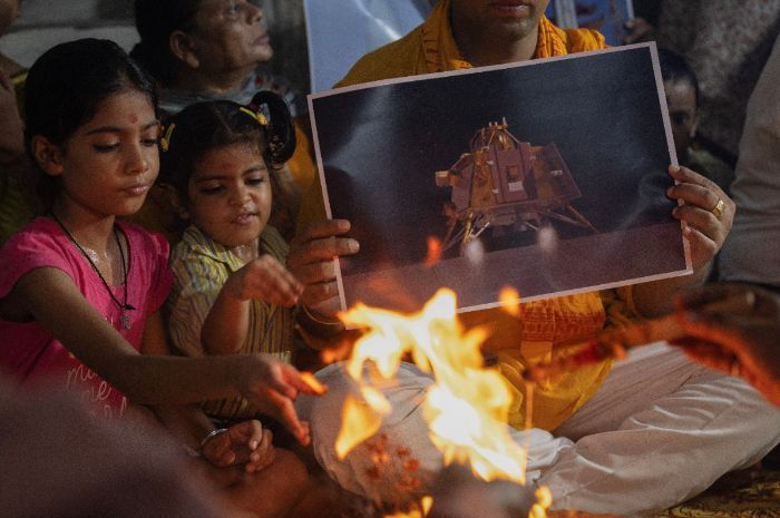 Warga India Lakukan Ritual untuk Mendoakan Keselamatan Chandrayaan-3 yang akan Mendarat di Bulan