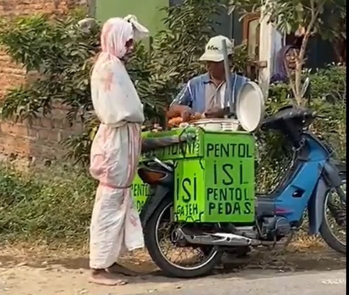 Viral Video Pocong Beli Pentol Bikin Netizen Heboh: Makannya Gimana, Cong?