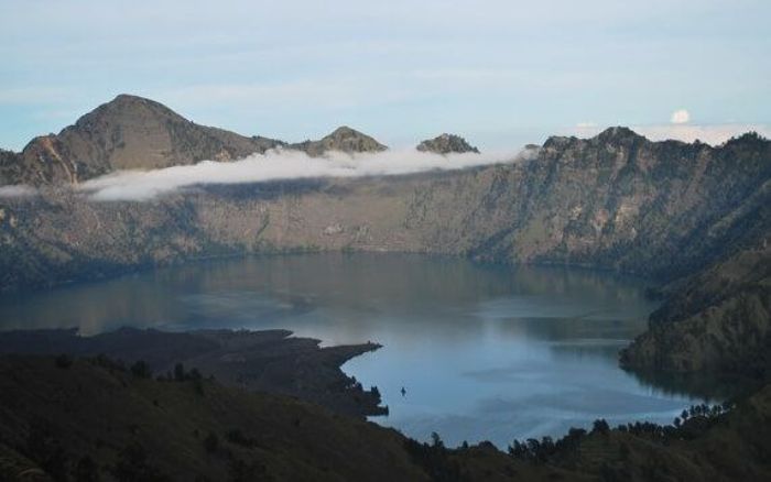Mistis Gunung Rinjani: Ancaman Dunia Jin dan Legenda Dewi Anjani