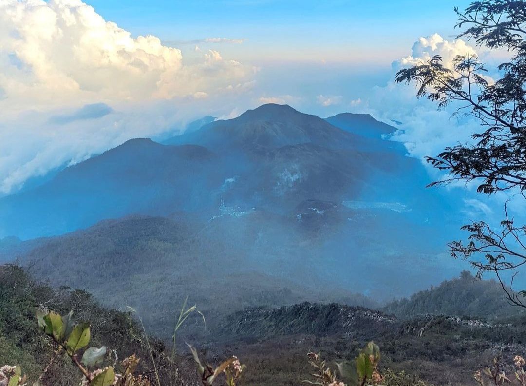 5 Kisah Mistis Gunung Lawu, Ada yang Tersesat dan Gak Bisa Balik ke Dunia Nyata