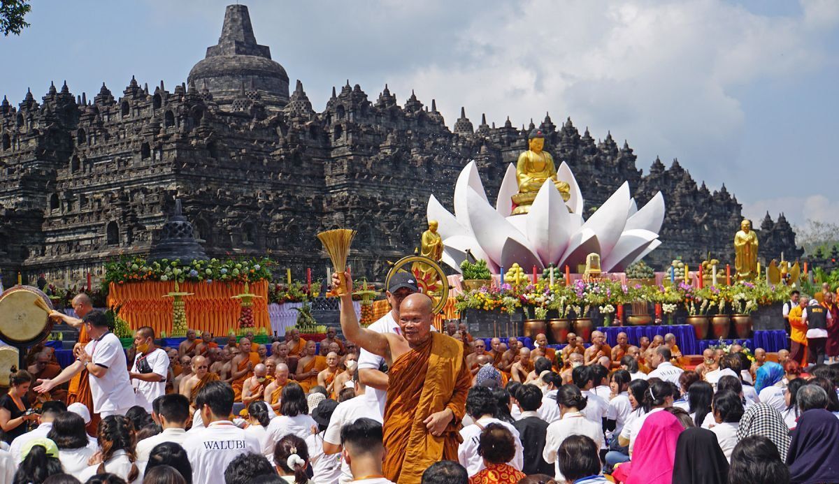 Berbagai Tradisi dan Ritual Penuh Makna dalam Perayaan Waisak Umat Buddha