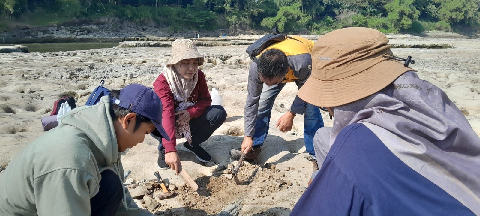 Penemuan Fosil Gading Gajah Purba Berusia Ratusan Ribu Tahun di Desa Kapuan Blora