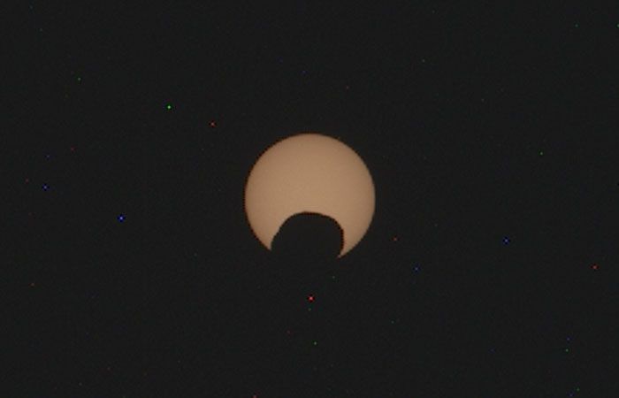 Momen Langka di Mars: Gerhana Parsial dan Bulan Berbentuk Kentang