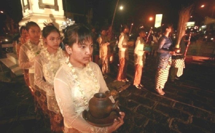 Mubeng Beteng Satu Suro: Langkah Hening yang Sarat Makna di Malam Tahun Baru Jawa