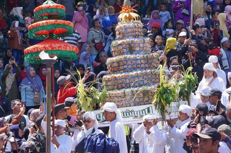 Mengenal Tradisi Yaqowiyu: Budaya Berbagi Kue Apem sebagai Ungkapan Syukur di Klaten
