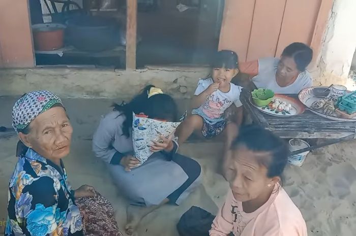 Tidur di Pasir, Tradisi Unik Masyarakat Pesisir Madura yang Sarat Manfaat