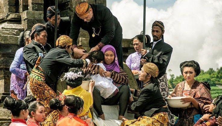 Ritual Cukur Rambut Gimbal di Dieng, Simbol Penyucian dan Permohonan Doa