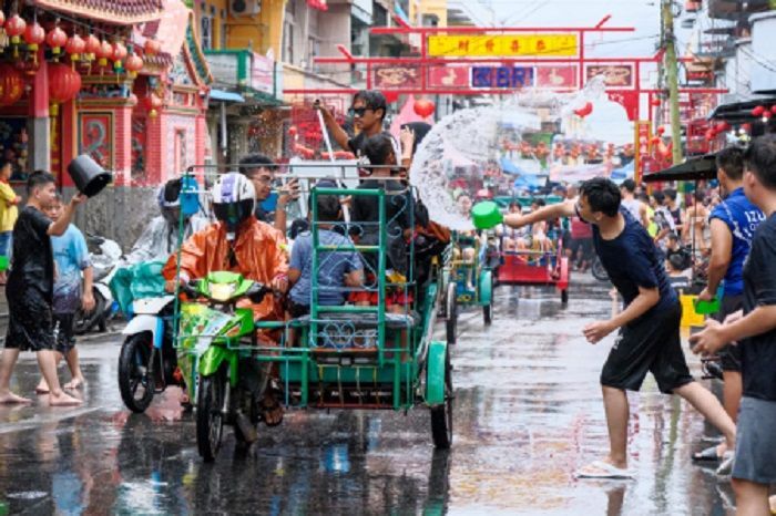 Serunya Perang Air Cian Cui di Selat Panjang Riau untuk Sambut Tahun Baru Imlek