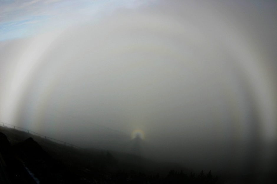 Apa itu Brocken Spectre? Fenomena Yang Dikaitkan Dengan Penampakan Hantu di Tengah Kabut Saat Mendaki Gunung