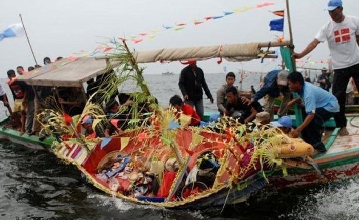 Mengenal Tradisi Upacara Sedekah Laut di Desa Banyutowo