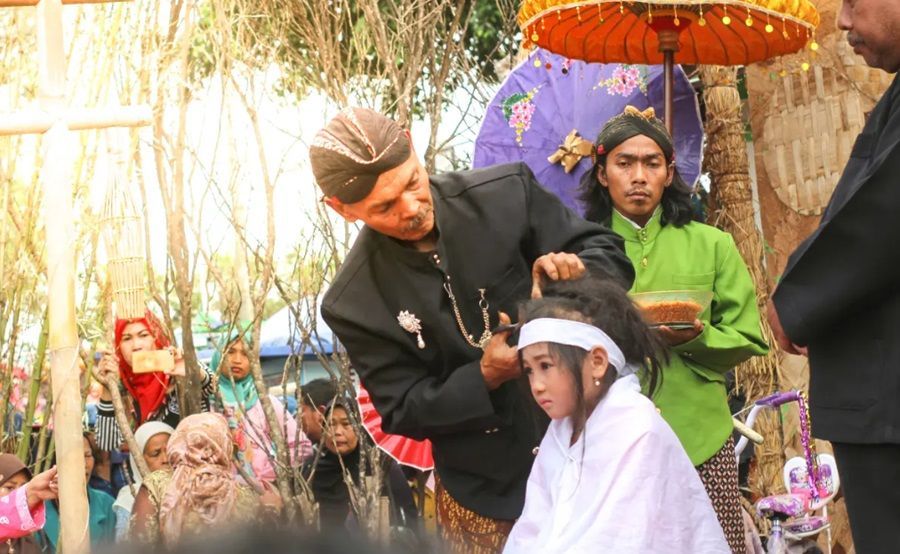 Rambut Gimbal di Tanah Dieng: Menguak Misteri di Balik “Anak-anak Pilihan”