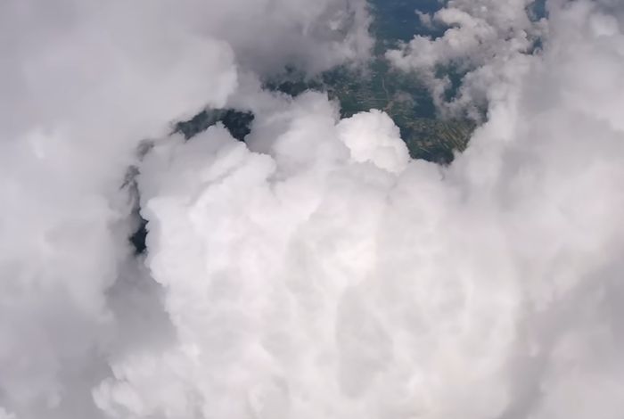 Penerjun Payung Merasakan Sesuatu yang Unik Saat Masuk ke Dalam Awan