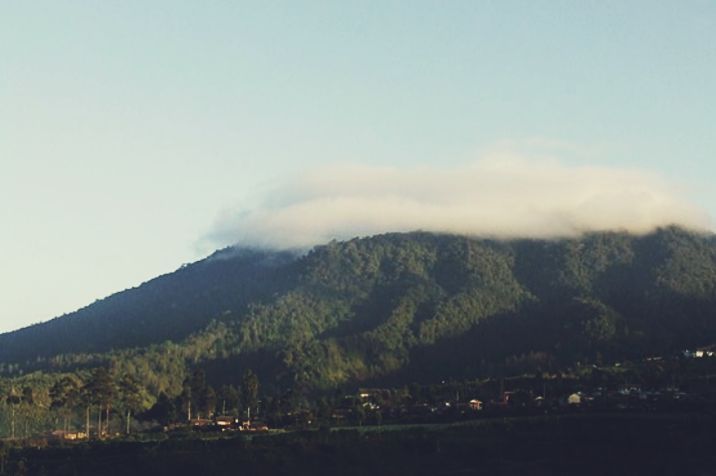 Kisah Mistis Gunung Burangrang: Keindahan Alam yang Menyimpan Misteri