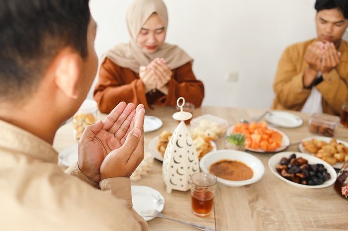 Memahami Bukber, Tradisi Buka Bersama dari Perspektif Positif dan Negatif