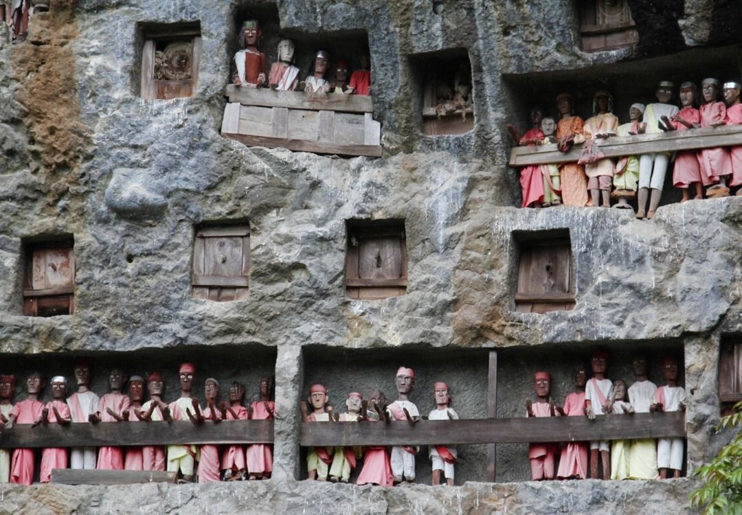 Ketika Makam Dijaga Patung Tau-Tau: Tradisi Sejak Abad 19 di Tanah Toraja