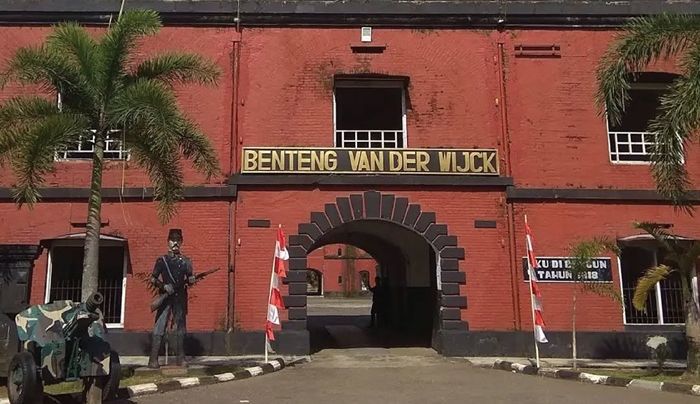 Sejarah dari Benteng Merah Terbangkalai di Kebumen, Seperti Apa Kisahnya?